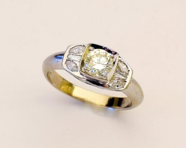ANELLO IN ORO BIANCO E DIAMANTI                                           