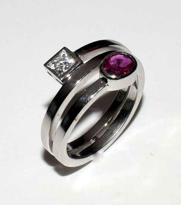 ANELLO IN ORO BIANCO, DIAMANTE E RUBINO                                   