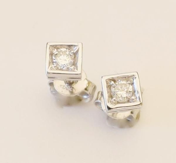 PAIO DI ORECCHINI PUNTO LUCE,IN ORO BIANCO E                                - Asta GIOIELLI, ARREDI D'ANTIQUARIATO, DIPINTI DAL XVI AL XX SECOLO E ARGENTI - Poggio Bracciolini Casa d'Aste