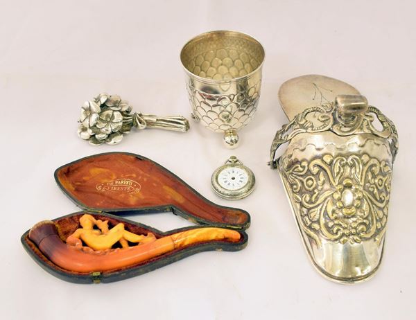 Pipa in schiuma, orologio da taschino in argento e&nbsp;&nbsp;&nbsp;&nbsp;&nbsp;&nbsp;&nbsp;&nbsp;&nbsp;&nbsp;&nbsp;&nbsp;&nbsp;&nbsp;&nbsp;&nbsp;&nbsp;&nbsp;&nbsp;&nbsp;&nbsp;&nbsp;&nbsp;&nbsp;