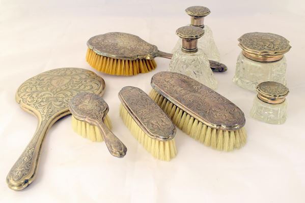 Servito da toilette sec. XX, composto da nove pezzi,