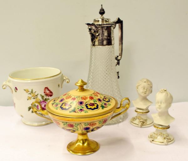Lotto composto da bottiglia, vasetto , due sculture e coppa&nbsp;&nbsp;&nbsp;&nbsp;&nbsp;&nbsp;&nbsp;&nbsp;&nbsp;&nbsp;&nbsp;&nbsp;&nbsp;&nbsp;&nbsp;