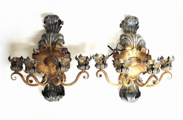 Coppia di applique, sec. XX, in ferro battuto e laccato in policromia, corpo a motivo fogliato acantiforme cantrato da cartiglio, da quale si dipartono quattro bracci a voluta desineti in bobeches ad un punto luce, alt. cm 50 (2)&nbsp;&nbsp;&nbsp;&nbsp;&nbsp;&nbsp;&nbsp;&nbsp;&nbsp;&nbsp;&nbsp;&nbsp;&nbsp;&nbsp;&nbsp;&nbsp;&nbsp;&nbsp;&nbsp;&nbsp;&nbsp;&nbsp;&nbsp;&nbsp;&nbsp;&nbsp;&nbsp;&nbsp;&nbsp;&nbsp;&nbsp;&nbsp;&nbsp;&nbsp;&nbsp;&nbsp;&nbsp;&nbsp;&nbsp;&nbsp;&nbsp;&nbsp;&nbsp;&nbsp;&nbsp;&nbsp;&nbsp;&nbsp;&nbsp;&nbsp;&nbsp;&nbsp;&nbsp;&nbsp;&nbsp;&nbsp;&nbsp;&nbsp;&nbsp;&nbsp;
