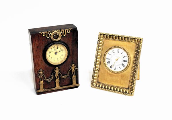 Orologio da tavolo, sec. XX, cassa in mogano con applicazioni&nbsp; in bronzo&nbsp;&nbsp;