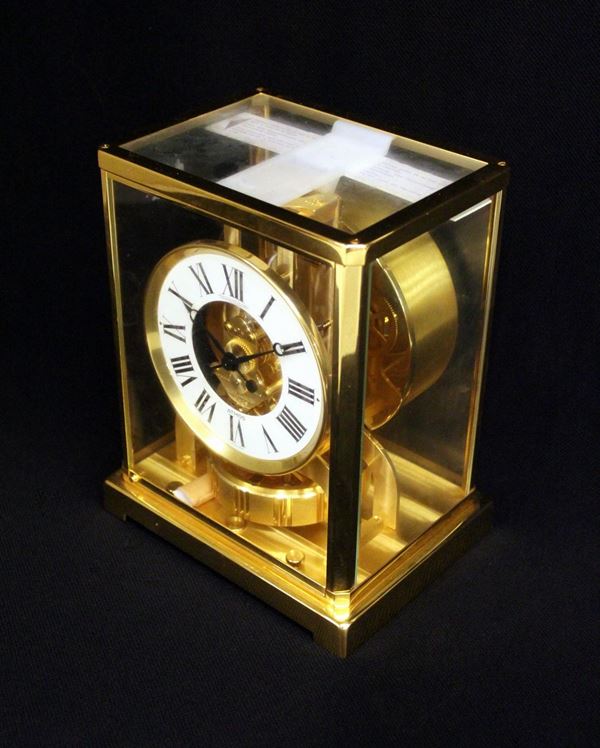 Orologio da tavolo, sec. XX, Jaeger Lecoultre modello Atmos Fifteen 15, cassa in bronzo dorato e vetro, quadrante ad indici romani, carica a  variazione pressoria atmosferica, alt. cm 22,5, non testato il funzionamento                            