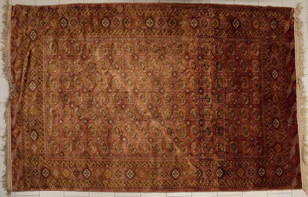 Tappeto Bukhara, sec. XX, impianto a gul, campo nei toni del rosso, cm&nbsp;&nbsp;&nbsp;&nbsp;