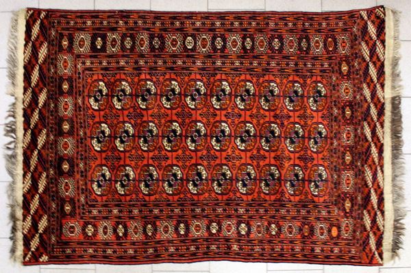 Tappeto Bukhara Tekke, sec. XX, in pianto a gul su campo nei toni&nbsp;&nbsp;&nbsp;&nbsp;&nbsp;&nbsp;&nbsp;&nbsp;&nbsp;