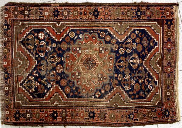 Tappeto Afshari, sec. XX, impianto geometrico, ampia riserva dalla linea&nbsp;&nbsp;