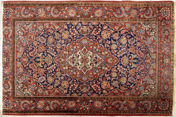 Tappeto Kashan, sec. XX, impianto a motivi floreali multicolori su campo  