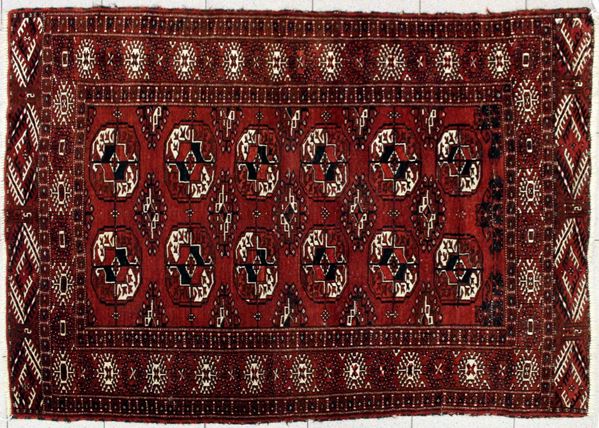 Tappeto Bukhara Tekke, sec. XX, impianto a gul su fondo rosso, cm 171x115&nbsp;