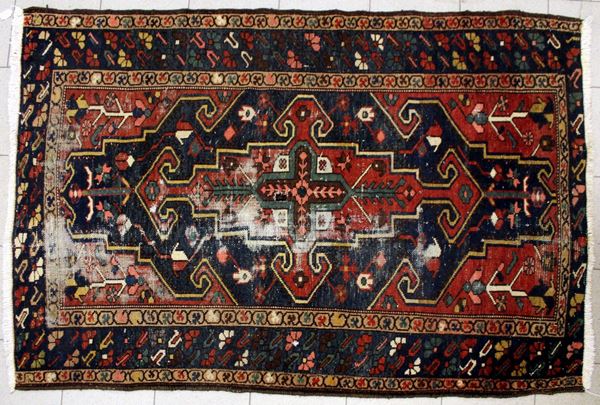 Tappeto, sec. XX, impianto geometrico nei toni del rosso del blu e del&nbsp;&nbsp;&nbsp;&nbsp;