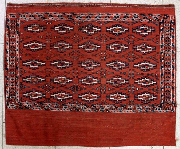 Sacca da tenda Yomut, sec. XX, impianto a gul su fondo rosso, cm 92x80&nbsp;&nbsp;&nbsp;&nbsp;
