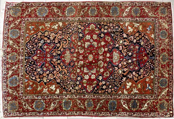 Tappeto Kirman, sec. XX, impianto floreale multicolore, fascia di bordura,