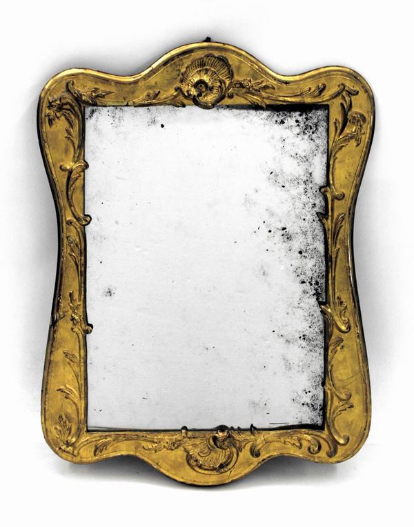 Specchiera, sec. XIX, in legno intagliato e dorato, luce rettangolare,&nbsp;&nbsp;&nbsp;&nbsp;