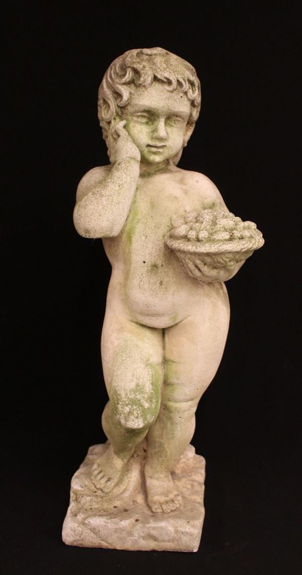 Scultura da giardino, sec. XX, in malta cementizia, raffigurante putto con