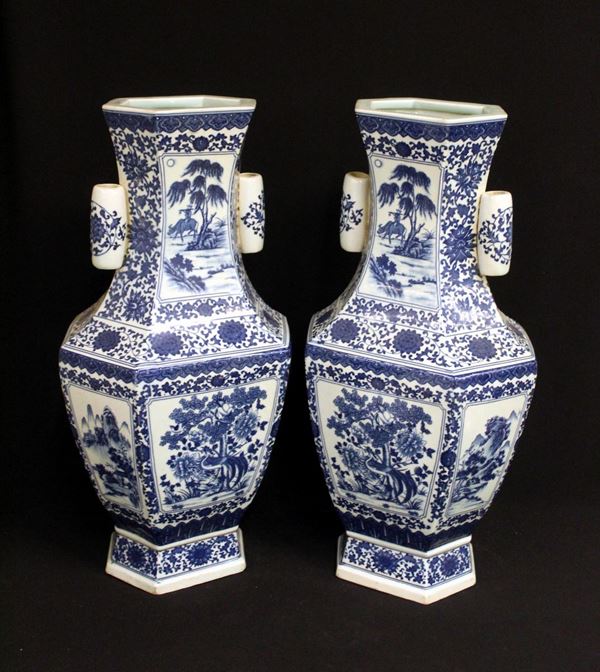 Coppia di vasi, Cina, sec. XX, in porcellana bianco blu a sezione&nbsp;&nbsp;&nbsp;&nbsp;&nbsp;&nbsp;&nbsp;&nbsp;&nbsp;