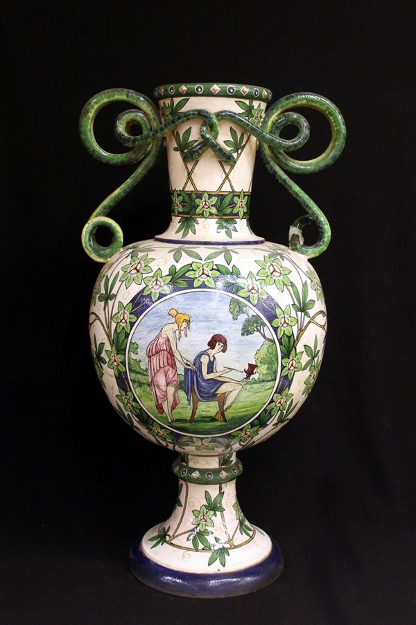 Grande vaso biansato, inizi sec. XX, in ceramica dipinta in policromia,&nbsp;&nbsp;&nbsp;