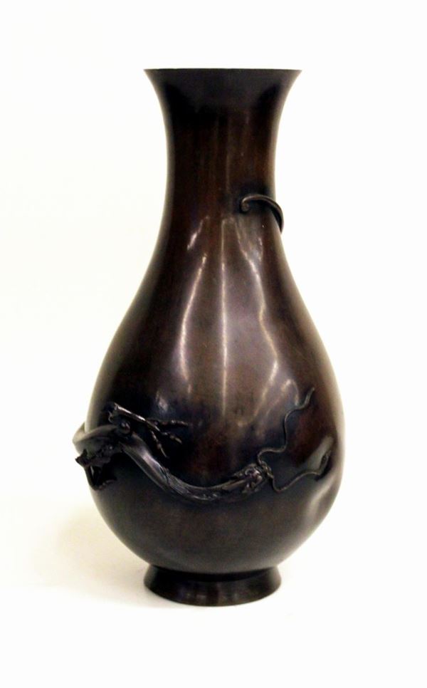 Vaso, Giappone, sec. XX, in bronzo, corpo piriforme percorso da drago a&nbsp;&nbsp;&nbsp;