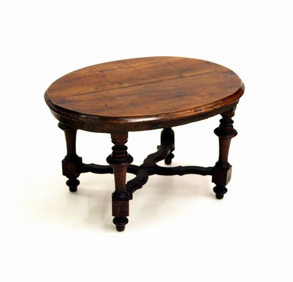 Panchetto, Piemonte, sec. XVIII,&nbsp; in noce, piano ovale, gambe