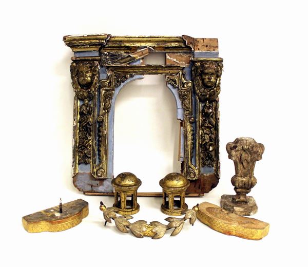 Serie di frammenti, sec. XVII/XIX, in legno laccato e dorato, tabernacolo&nbsp;