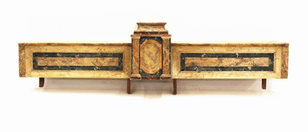 Alzata da altare, sec. XIX, in legno laccato a imitazione del marmo, cm 185x26,5x39 (alt. cm 50 comprensivo di perni lignei)&nbsp;&nbsp;&nbsp;&nbsp;&nbsp;&nbsp;&nbsp;&nbsp;&nbsp;&nbsp;&nbsp;&nbsp;&nbsp;&nbsp;&nbsp;&nbsp;&nbsp;&nbsp;&nbsp;&nbsp;&nbsp;&nbsp;