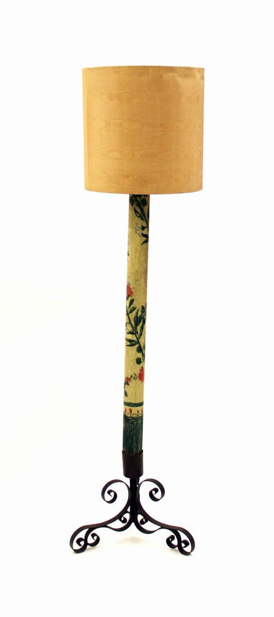 Torciere da terra, inizi sec. XX, in legno laccato e decorato in policromia