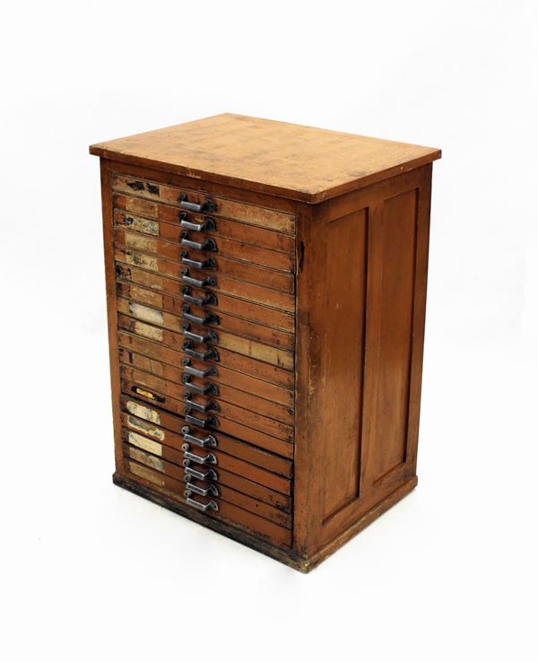 Cassettiera da tipografo, sec. XX, in legno, fronte a diciotto cassetti&nbsp;&nbsp;&nbsp;