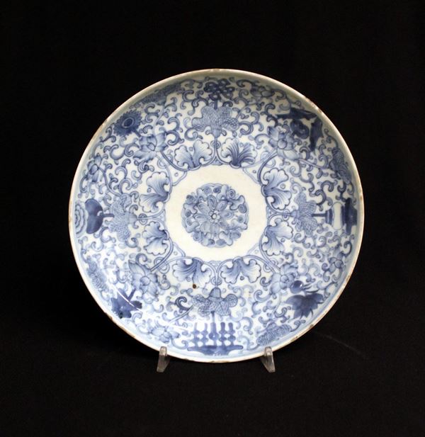 Piatto, Cina, sec. XX, in porcellana bianco e blu con decoro floreale,&nbsp;&nbsp;&nbsp;&nbsp;