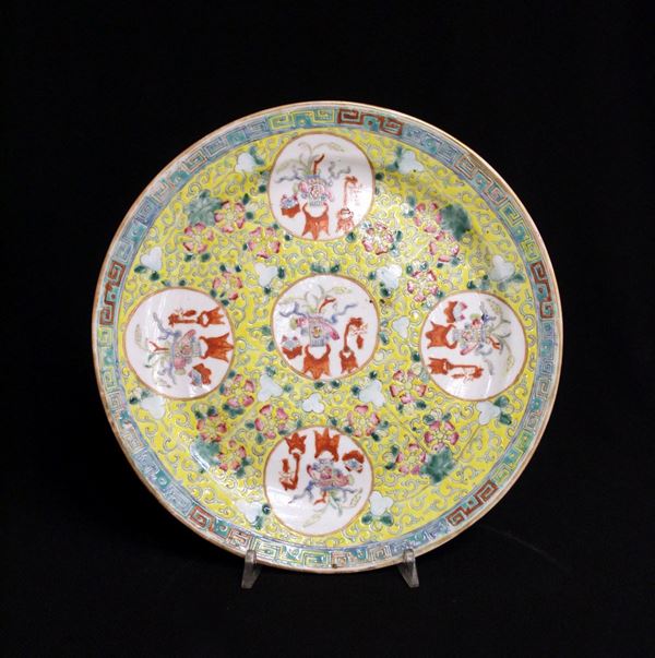 Piatto, Cina, sec. XX, in porcellana a fondo giallo con riserva circolare&nbsp;