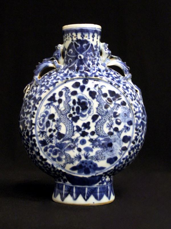 Moonflask, Cina, sec. XX, in porcellana bianco e blu con decoro floreale e