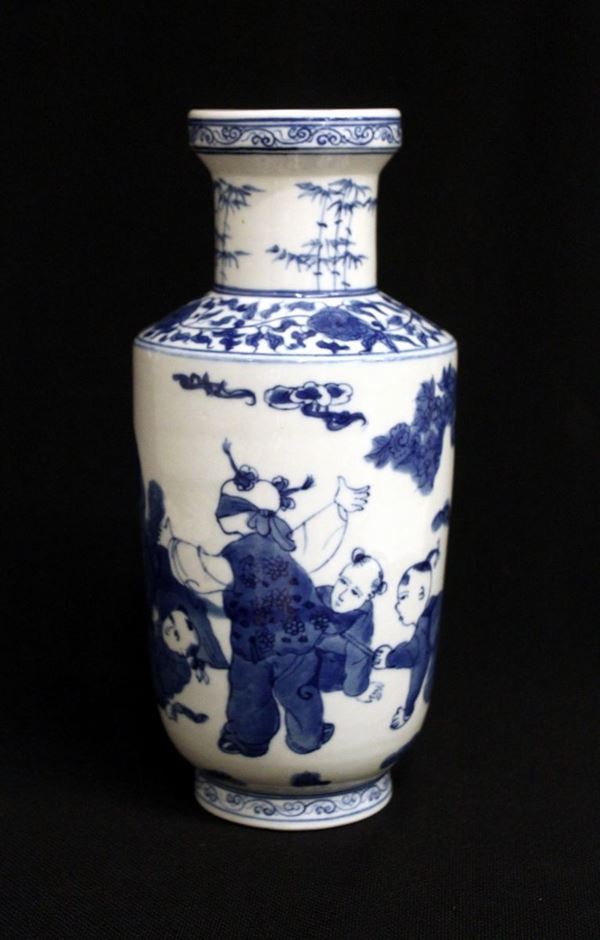 Vaso, Cina, sec. XX, in porcellana bianco e blu, orlo e piede anulare a&nbsp;&nbsp;&nbsp;