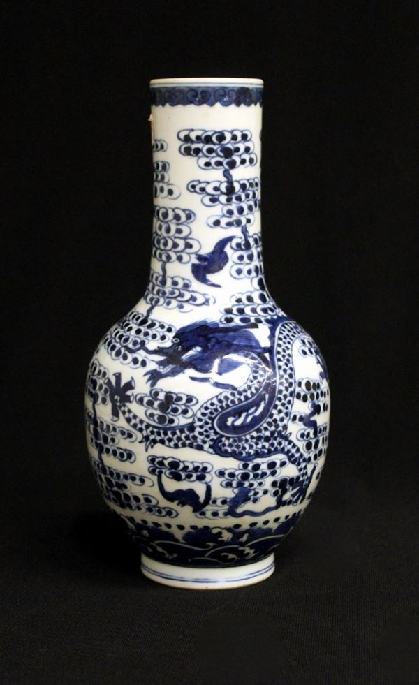 Vaso, Cina, sec. XIX, in porcellana bianco e blu, decorato a draghi e&nbsp;&nbsp;&nbsp;&nbsp;&nbsp;