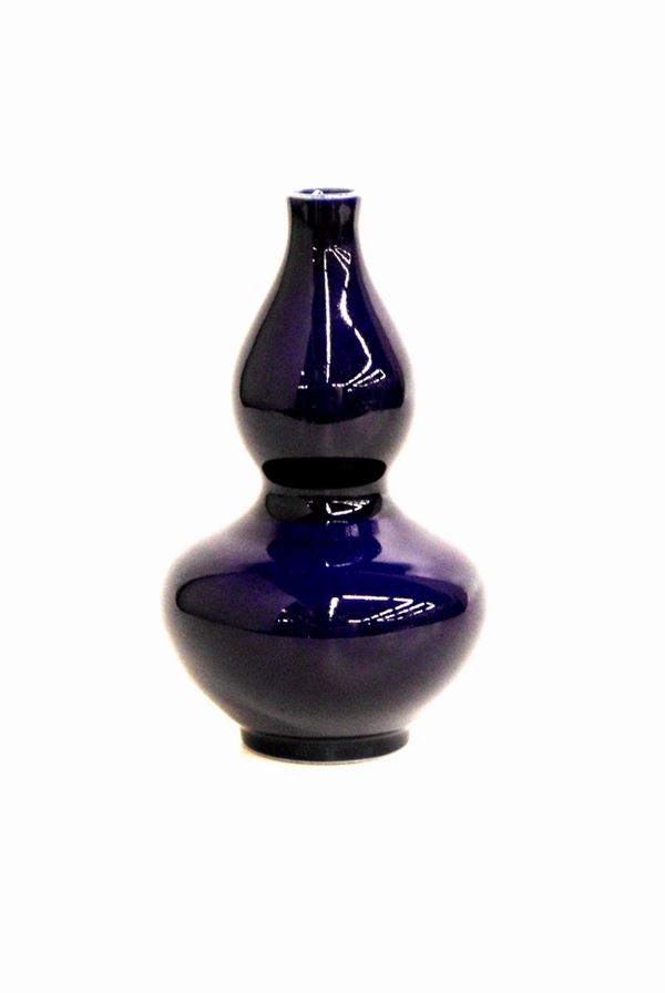 Vaso, Cina, sec. XX, a doppio corpo, in porcellana blu, marchio al fondo,&nbsp;