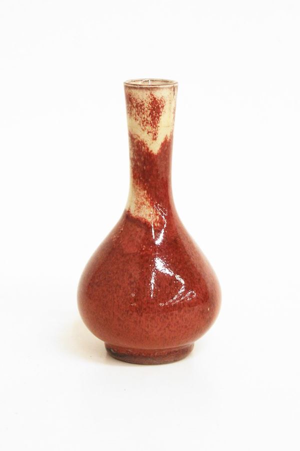 Piccolo vaso, Cina, sec. XX, con collo allungato, in maiolica flamb&egrave; nei&nbsp;&nbsp;