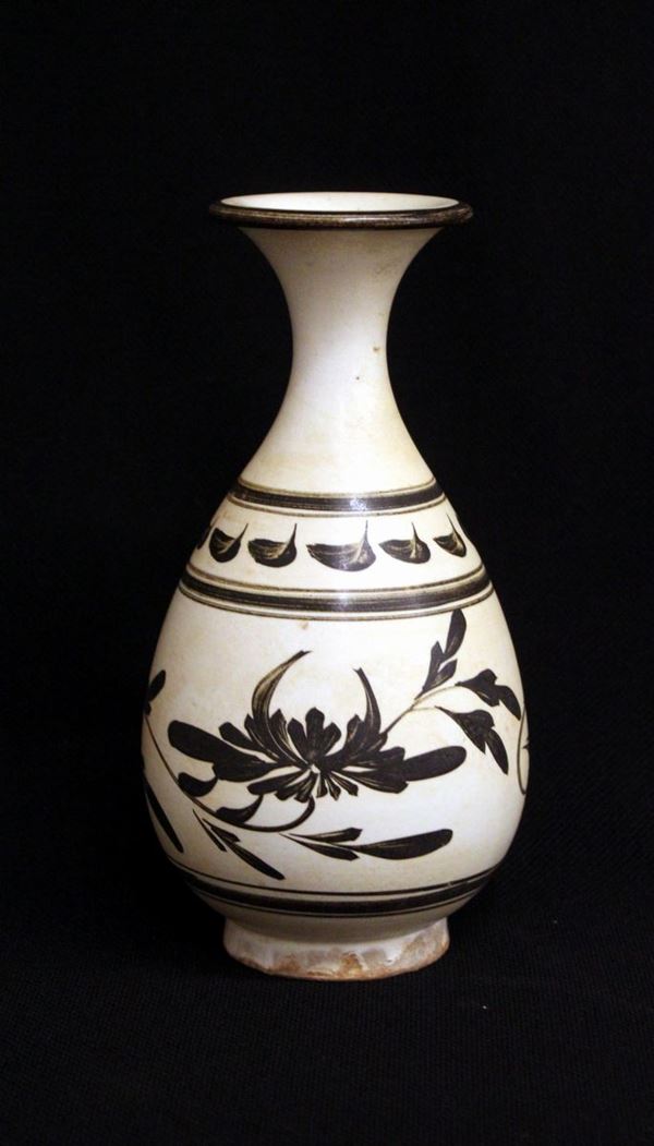 Vaso, Cina, sec. XX, in ceramica a decoro tz'u chou, alt. cm 19&nbsp;&nbsp;&nbsp;&nbsp;&nbsp;&nbsp;&nbsp;&nbsp;&nbsp;&nbsp;&nbsp;