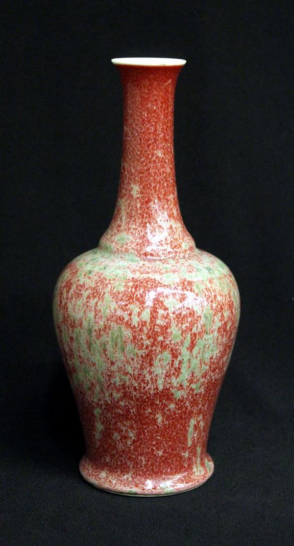 Vaso, Cina, sec. XX, in porcellana flamb&egrave; nei toni del rosso e del verde,&nbsp;