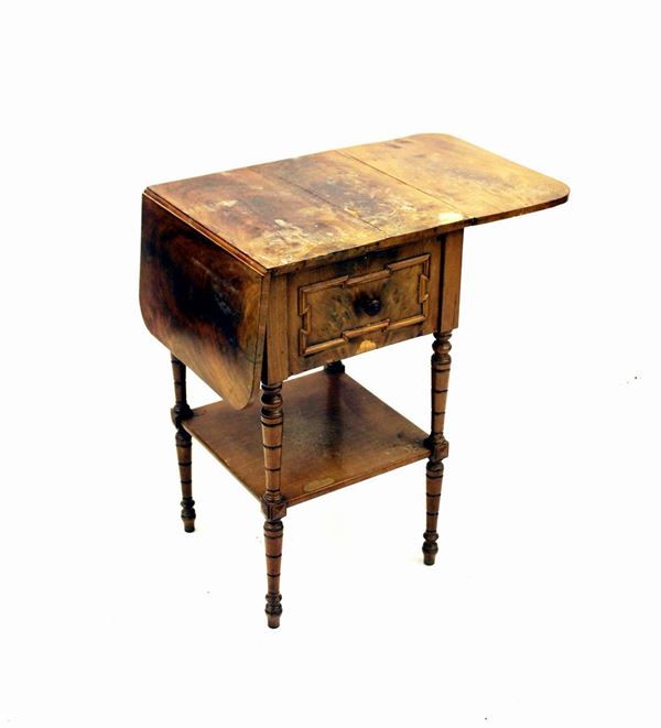 Tavolino, Inghilterra, fine sec. XIX, in piuma di mogano, piano a&nbsp;&nbsp;&nbsp;&nbsp;&nbsp;&nbsp;&nbsp;&nbsp;