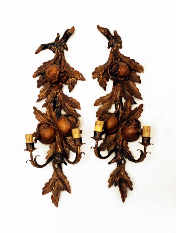 Coppia di applique, sec. XX, in legno intagliato e dorato, a guisa di&nbsp;&nbsp;&nbsp;&nbsp;&nbsp;
