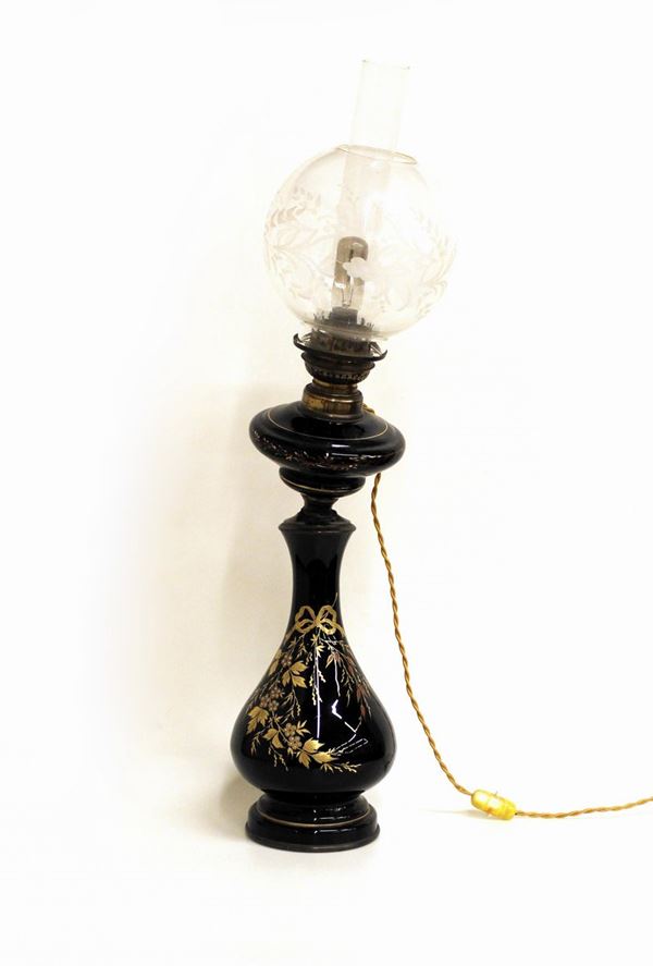Lampada ad olio, inizi sec. XX, in ceramica nera lumeggiata in oro a motivi