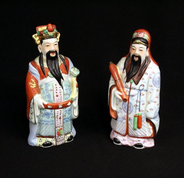 Coppia di sculture, Cina, inizi sec. XX, in porcellana dipinta in&nbsp;&nbsp;&nbsp;&nbsp;&nbsp;&nbsp;&nbsp;&nbsp;&nbsp;