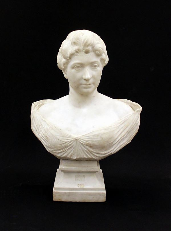 Scultura, sec. XX, in marmo bianco raffigurante busto femminile su base&nbsp;&nbsp;&nbsp;