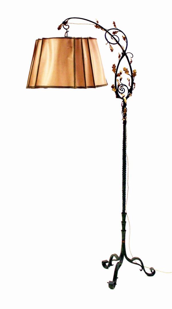 Lampada da terra, sec. XX, in ferro battuto, laccato nei toni del verde e&nbsp;