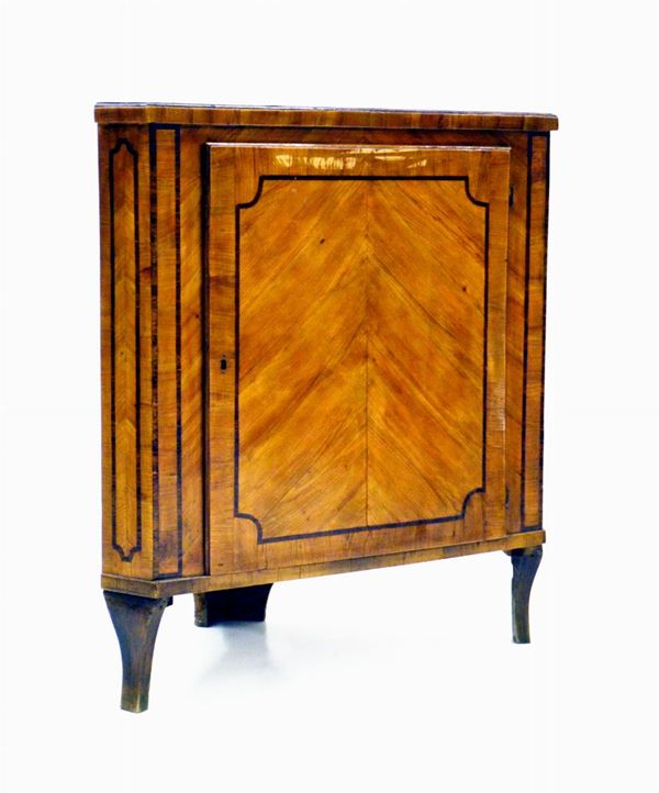 Angoliera, sec. XIX, in noce filettato, uno sportello, cm 85x51x90&nbsp;&nbsp;&nbsp;&nbsp;&nbsp;&nbsp;&nbsp;&nbsp;