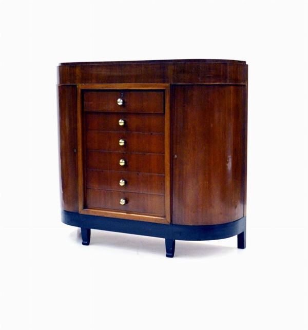 Credenza, sec. XX, lastronata in noce, fronte semicircolare a sei cassetti