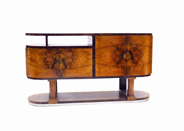 Credenza, art dec&ograve; in radica di noce, fronte bombato a quattro sportelli,&nbsp;
