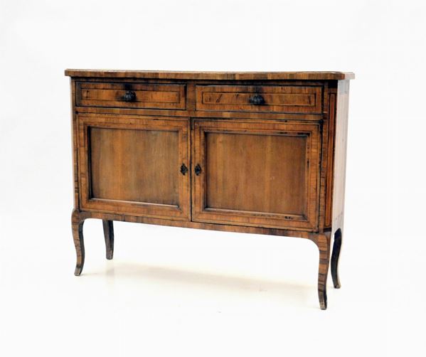 Credenza, sec. XVIII, in noce filettato, fronte a due sportelli e due&nbsp;&nbsp;&nbsp;&nbsp;&nbsp;