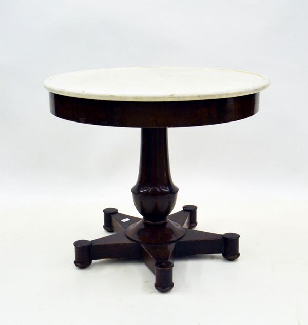 Tavolino, sec. XIX, in mogano, piano circolare in marmo, fusto centrale a&nbsp;