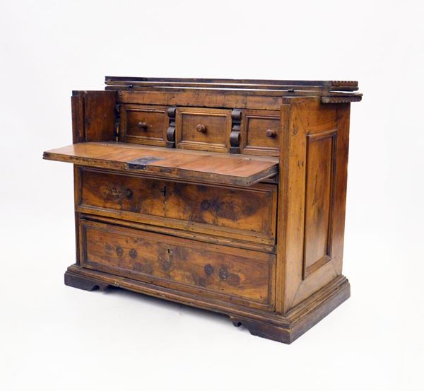 Cassettone, sec. XIX, in radica di noce, due cassetti, piano con&nbsp;&nbsp;&nbsp;&nbsp;&nbsp;&nbsp;&nbsp;&nbsp;&nbsp;&nbsp;