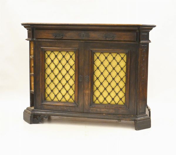 Credenza, sec. XIX, in noce, due sportelli con grate in ferro, cm         