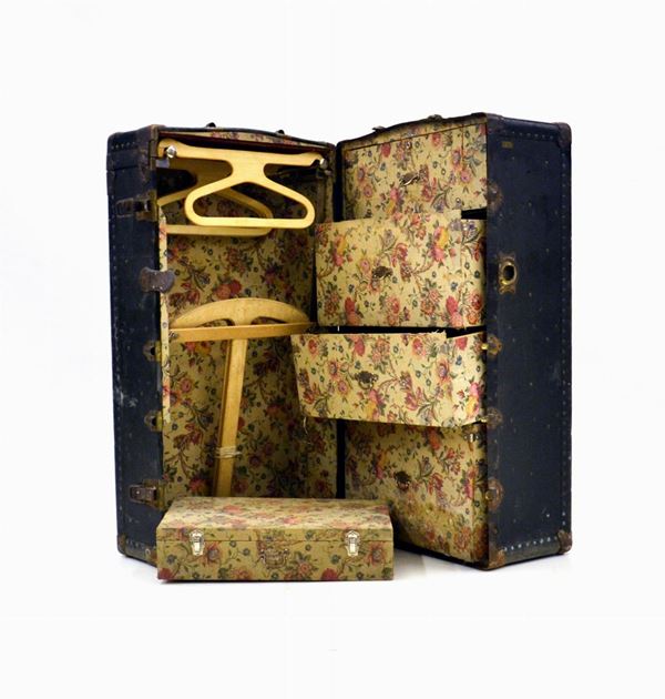 Baule da viaggio, sec. XX, rivestito in pelle, all'interno quattro cassetti